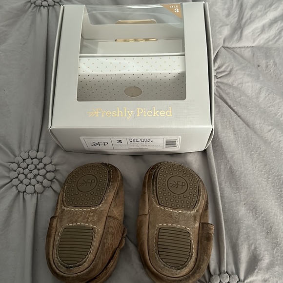 Mini sole bow moccasins - Picture 2 of 3